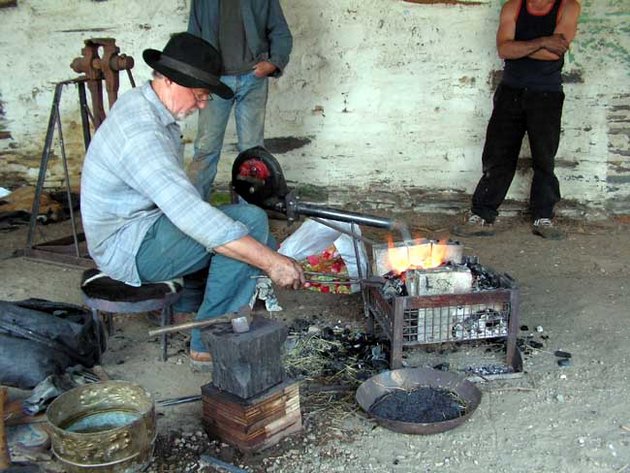 Christian Moretti et Cyrille font 2 burins et une pointerolle pour la taille de pierre. Dans un récipient se trouve du charbon de bois pilé qui sert à la carburation de surface de la zone de trempe pour la pointerole . Les burins sont carburés directement par le foyer de forge . (f16.jpg, 74.6) Christian Moretti et Cyrille font 2 burins et une pointerolle pour la taille de pierre.<br />Dans un récipient se trouve du charbon de bois pilé qui sert à la carburation de surface de la zone de trempe pour la pointerole . Les burins sont carburés directement par le foyer de forge .