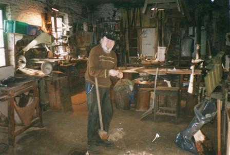 Jean dans la partie de l'atelier dédiée au travail du bois