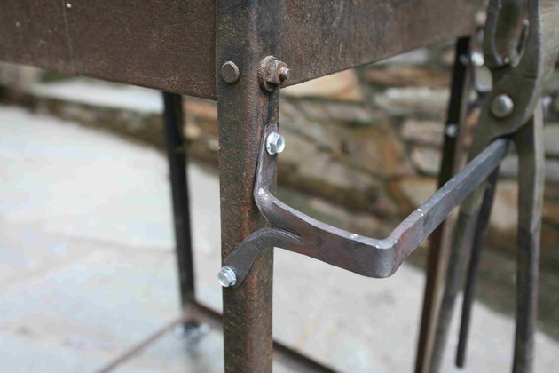 Là, la barre pour mettre les pinces... (forge.s 002.JPG, 351.52) Là, la barre pour mettre les pinces...