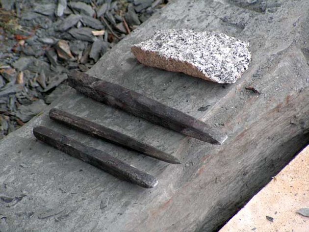 La pointerolle (au centre) créée par Cyrille est d'une trempe douce pour pierre tendre (tuffeau). Seule la pointe est travaillée sur les deux burins car il s'agit de test de carburation et de trempe.