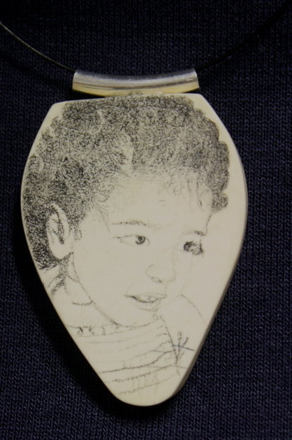 Scrimshaw sur ivoire, portrait d'une petite fille décédée... bélière en argent.
