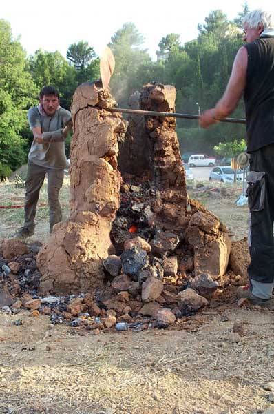 Sur cette photo, on distingue bien la couche d'enduit vitrifié qui protège le corps du fourneau. - fourneau03.jpg, 80.87 Sur cette photo, on distingue bien la couche d'enduit vitrifié qui protège le corps du fourneau.