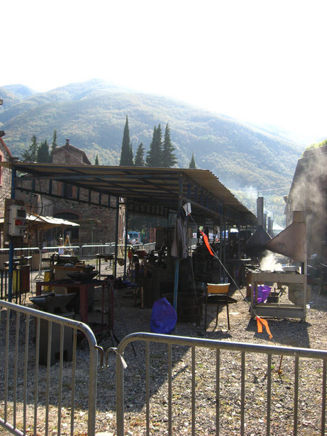 A la pause de midi, les forges fument en attendant le retour des forgerons.