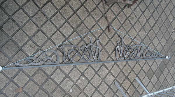 entrelac du premier fronton , réalisé à "La Forge de l'An 01" , à Saffré ( 44 )