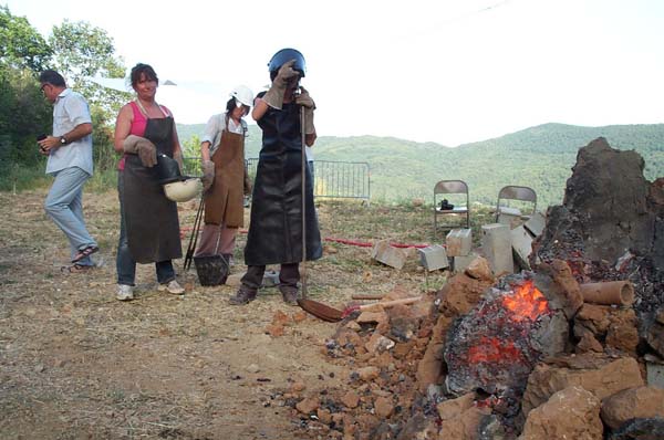 La grosse masse au fond du fourneau est une grosse loupe bien magnétique et qui fait environ une vingtaine de litres de volume. Sur la droite, le nez de tuyère en terre cuite qui a servi pour la ventilation au soufflet à main.