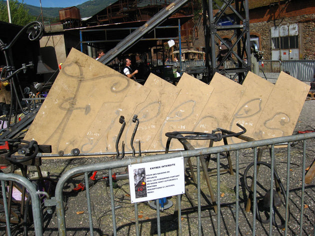 Le support et le dessin de la sculpture destinée au village de Fillols. Les lettres sont ornées de marteaux, pics, pelles et pioches rappelant le passé minier du village. Le F majuscule est en rond de 40.