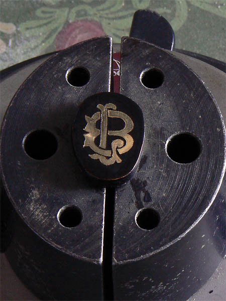 Passage de la pièce au vernis graveur et tracé du motif (initiales B et L entrelacées) à la loupe binoculaire.